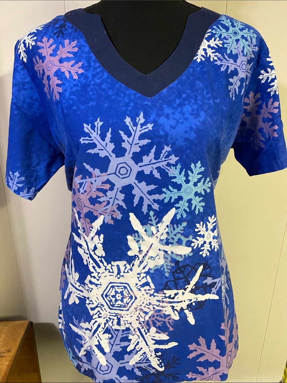 UA Scrubs. Women’s medium Snowflake Holiday Top.